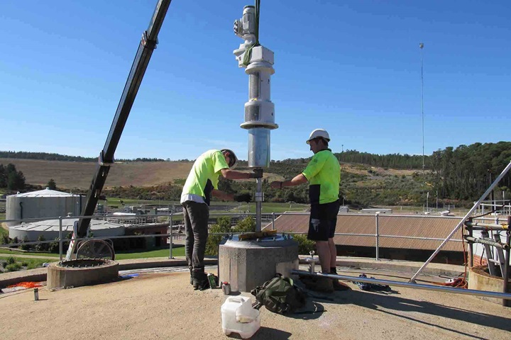 Technicians install Scaba agitator