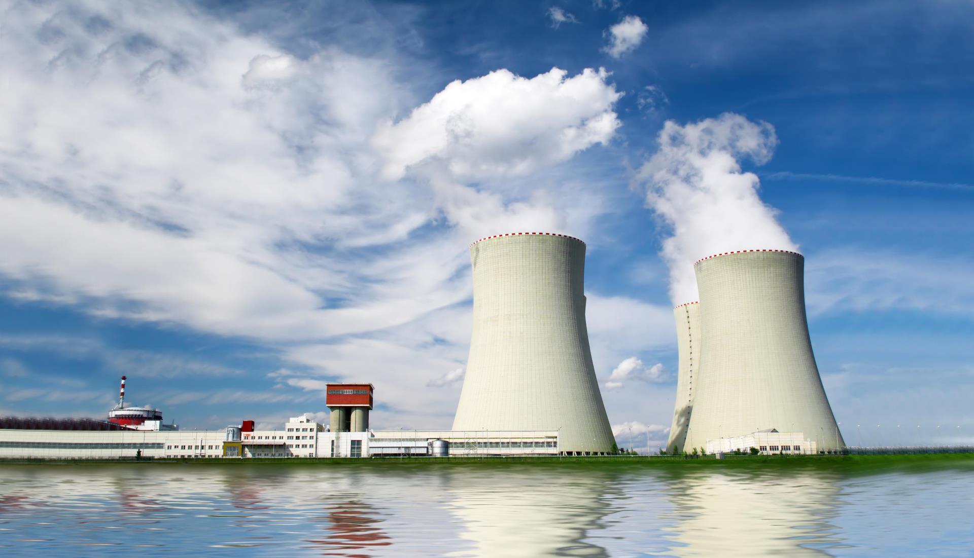 Атомные электростанции используют. Nuclear Power Plant. Градирни АЭС США. АЭС сен-Лоран-ДЕЗ-О Франция. АЭС Франции.